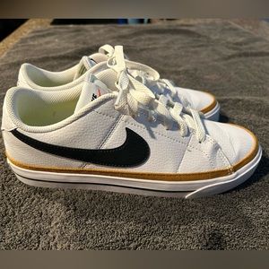Nike women’s Court Legacy shoes. Excellent condition. Size 8